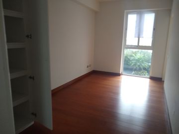 Venta lindo dúplex en primer piso de estreno 3 dormitorios, cada uno con baño.