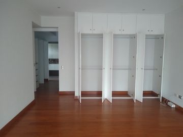 Venta lindo dúplex en primer piso de estreno 3 dormitorios, cada uno con baño.