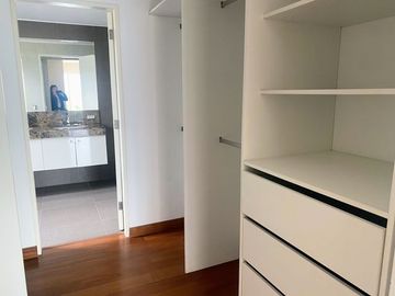 Venta lindo dúplex en primer piso de estreno 3 dormitorios, cada uno con baño.