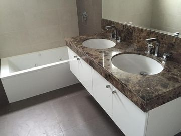Venta lindo dúplex en primer piso de estreno 3 dormitorios, cada uno con baño.