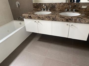Venta lindo dúplex en primer piso de estreno 3 dormitorios, cada uno con baño.