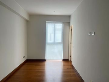 Venta lindo dúplex en primer piso de estreno 3 dormitorios, cada uno con baño.