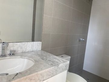 Venta lindo dúplex en primer piso de estreno 3 dormitorios, cada uno con baño.