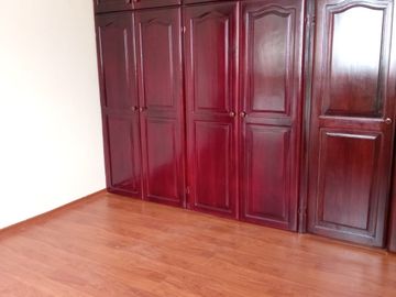 Casa de venta con 6 departamentos, de dos dormitorios Sector Avenida del Maestro Rumiñahui de oportunidad, buen rentabilidad