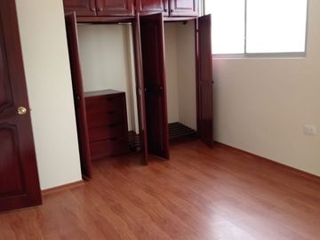 Casa de venta con 6 departamentos, de dos dormitorios Sector Avenida del Maestro Rumiñahui de oportunidad, buen rentabilidad