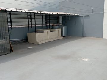 Casa de venta con 6 departamentos, de dos dormitorios Sector Avenida del Maestro Rumiñahui de oportunidad, buen rentabilidad