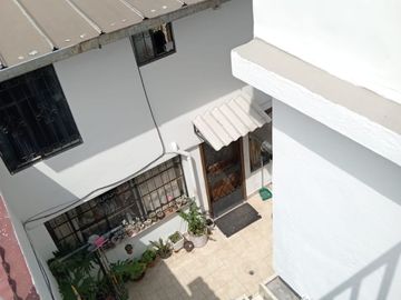 Casa de venta con 6 departamentos, de dos dormitorios Sector Avenida del Maestro Rumiñahui de oportunidad, buen rentabilidad