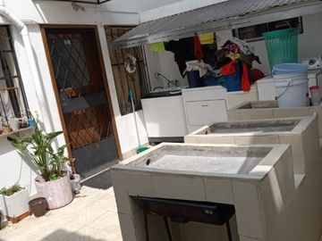 Casa de venta con 6 departamentos, de dos dormitorios Sector Avenida del Maestro Rumiñahui de oportunidad, buen rentabilidad