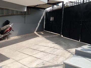 Casa de venta con 6 departamentos, de dos dormitorios Sector Avenida del Maestro Rumiñahui de oportunidad, buen rentabilidad
