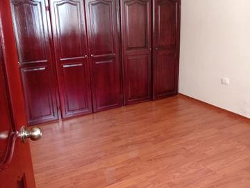 Casa de venta con 6 departamentos, de dos dormitorios Sector Avenida del Maestro Rumiñahui de oportunidad, buen rentabilidad