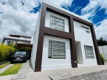 Vendo hermosa casa tumbaco  254000