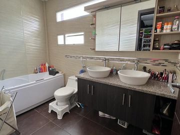 Vendo hermosa casa tumbaco  254000