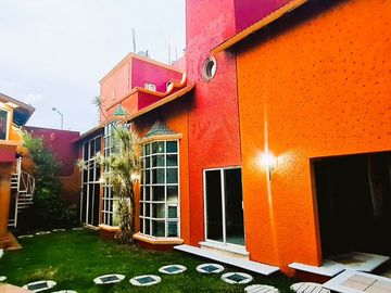 La casa está ubicada en la col. Fuentes de Morelia una de las zonas con más plus valía, seguras, bonitas & cotizadas de Morelia estando a min. literal