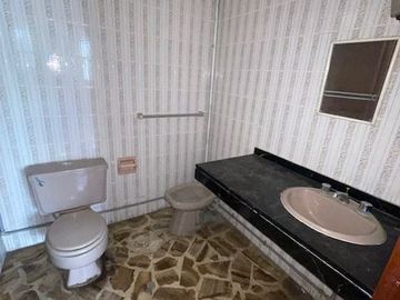 LINDA CASA PARA MEJORARLA, ESPACIOS SUPER AMPLIOS, A PRECIO DE OCASION, $1,460 m2, Urb. HUMBOLT, MIRAFLORES