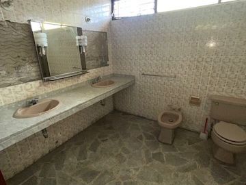 LINDA CASA PARA MEJORARLA, ESPACIOS SUPER AMPLIOS, A PRECIO DE OCASION, $1,460 m2, Urb. HUMBOLT, MIRAFLORES