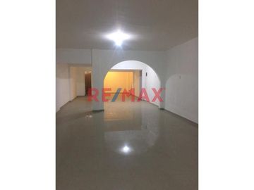 Local Comercial Remodelado En Av Las Flores