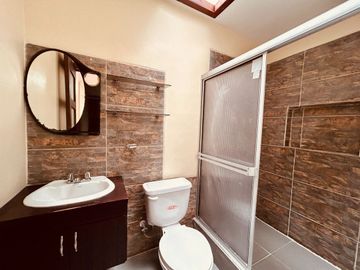 Casa de venta 5 dormitorios en Cuenca Ecuador