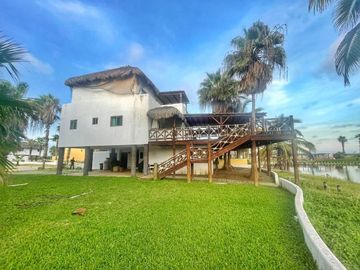 CASA EN VENTA EN NUEVO ALTATA EN PRIVADA VILLAS DEL MAR A ORILLA DE LAGO