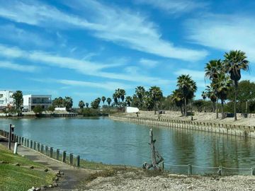 CASA EN VENTA EN NUEVO ALTATA EN PRIVADA VILLAS DEL MAR A ORILLA DE LAGO