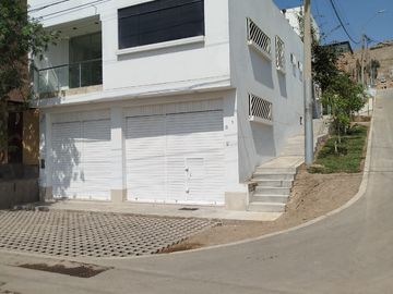 Ocasion Casa 2 Pisos En Esquina, En Avenida