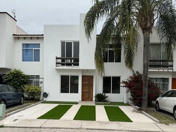 VENTA Casa en condominio con recámara en planta baja, Corregidora, Querétaro