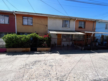 VENDE CASA EN GOMEZ CARREÑO, VIÑA DEL MAR