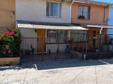 VENDE CASA EN GOMEZ CARREÑO, VIÑA DEL MAR