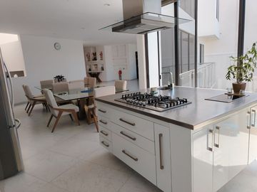 CASA RESIDENCIAL CON ALBERCA EN VENTA, EN MIRAVALLE, SAN LUIS POTOSI, SLP