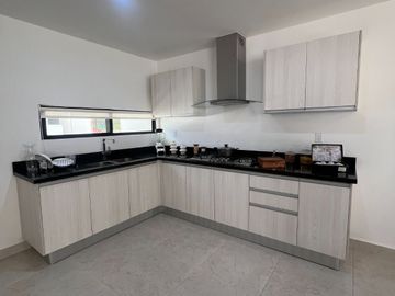 Casa en Venta en Cancún , Residencial Privado con Alberca Semiolímpica y Parque