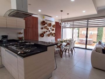Casa en Venta en Cancún – 3 Niveles, Master Suite con Terraza Privada