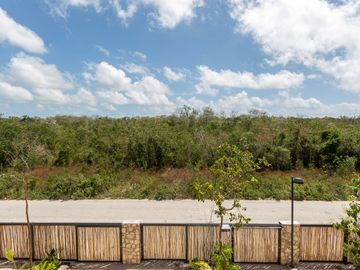 Departamento en venta en Tulum, residencial con alberca y cancha de padel