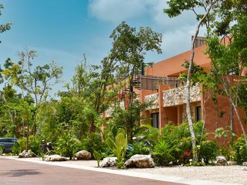 Departamento en venta en Tulum, residencial con alberca y cancha de padel