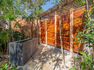 Departamento en venta en Tulum, residencial con alberca y cancha de padel