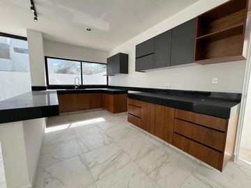 CASA NUEVA A DOBLE ALTURA FRENTE A PARQUE EN PRIVADA TAMORA, CONKAL