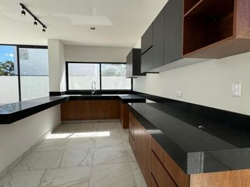 CASA NUEVA A DOBLE ALTURA FRENTE A PARQUE EN PRIVADA TAMORA, CONKAL