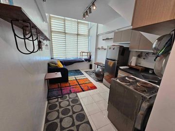 Penthouse 1 bedroom loft with parking for sale in Eton Emerald Lofts