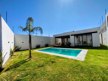 Casa Nueva en Venta en Atlixco, Puebla | 1 Nivel con Alberca y Modernos Acabados