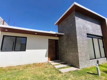 Casa Nueva en Venta en Atlixco, Puebla | 1 Nivel con Alberca y Modernos Acabados