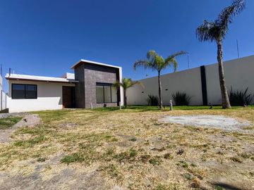 Casa Nueva en Venta en Atlixco, Puebla | 1 Nivel con Alberca y Modernos Acabados