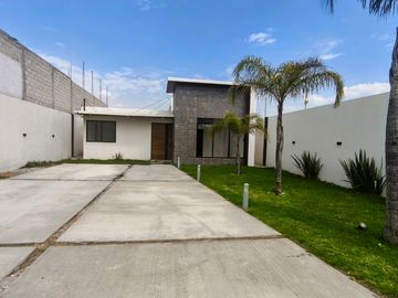 Casa Nueva en Venta en Atlixco, Puebla | 1 Nivel con Alberca y Modernos Acabados