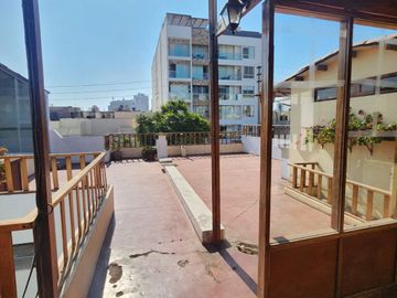 SE VENDE CASA EN MAGDALENA LÍMITE CON SAN ISIDRO