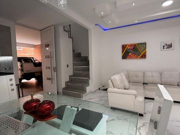 CASA MODERNA EN CONJUNTO CERRADO