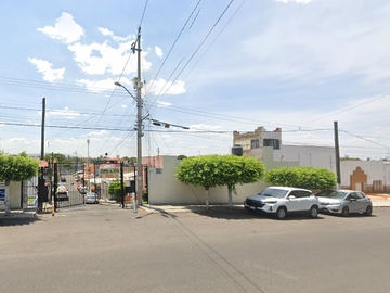 Casa ubicada en colonia Arboledas del Sur Guadalajara, Jalisco. Con 2 recamaras y 105m2. Entre Av. Cristóbal Colón y Av. De Los Ahuehuetes.