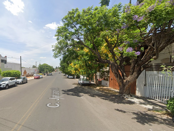 Casa ubicada en colonia Arboledas del Sur Guadalajara, Jalisco. Con 2 recamaras y 105m2. Entre Av. Cristóbal Colón y Av. De Los Ahuehuetes.