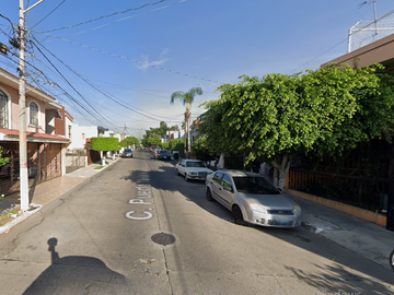 Casa ubicada en colonia Monumental Guadalajara Jalisco. Con 4 recamaras y 177m2. Entre Av. Cvln. Dr. Alt. y Av. Belisario Domínguez.