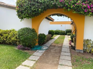 VENDO Preciosa Casa de Campo entre Lurín y Pachacamac 1000mts.  c/ Piscina y Jardines.