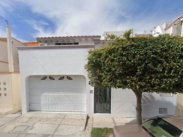 EXCELENTE CASA CON GRAN UBICACION Y GRAN PLUSVALIA AL ADQUIRIRLA MEDIANTE REMATE BANCARIO APROVECHA!!!