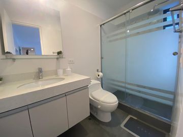 VENDO DEPARTAMENTO FLAT. TOTALMENTE AMOBLADO, MIRAFLORES.