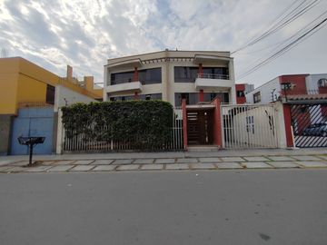 Venta De Departamento En Primer Piso Con Estacionamiento