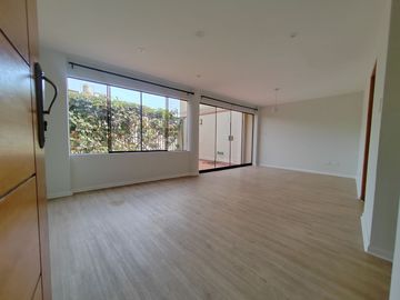 Venta De Departamento En Primer Piso Con Estacionamiento
